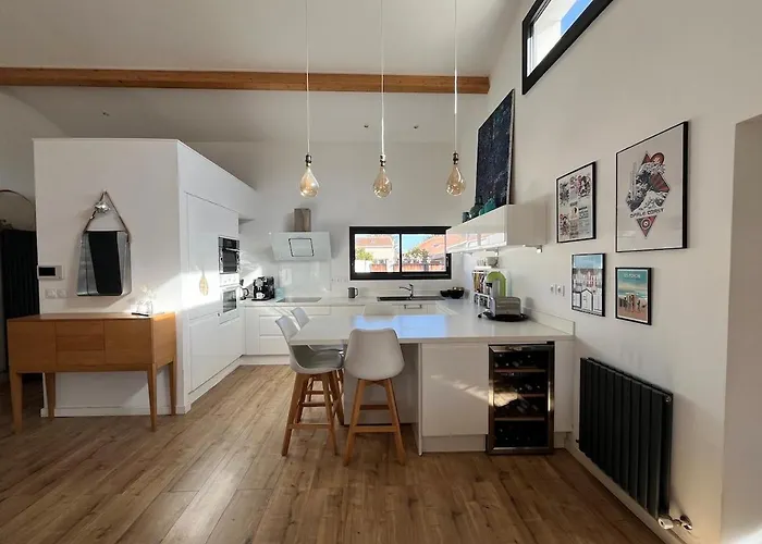 Avec Piscine Au Charme Authentique Et Naturel Villa *