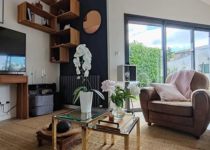 Avec Piscine Au Charme Authentique Et Naturel *